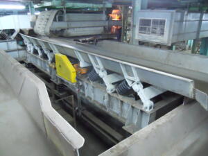 vibratory conveyor for bottom ash